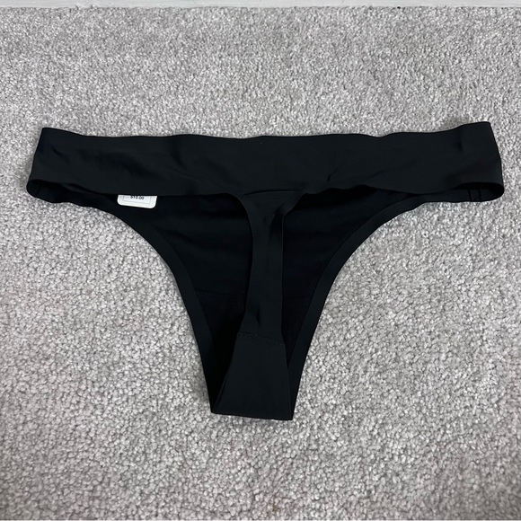 Black Seamless Microfiber Thong - Picture 2 of 3